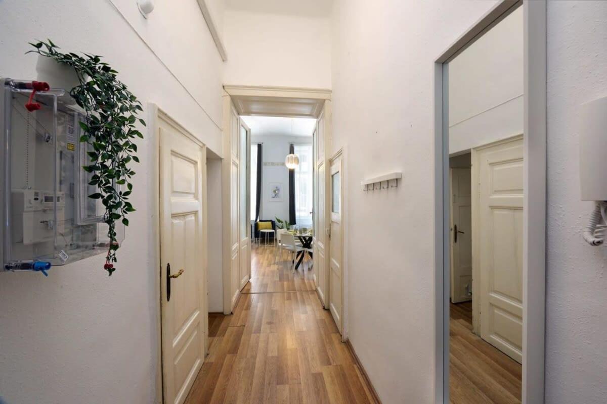 Spacious Basic Home In The City Center Budapest Exterior photo